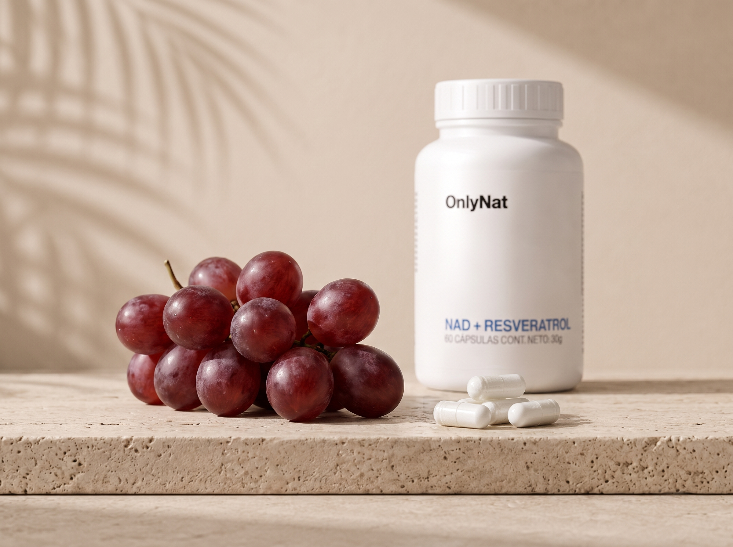OnlyNat NAD+ Resveratrol junto a uvas, fuente natural del resveratrol